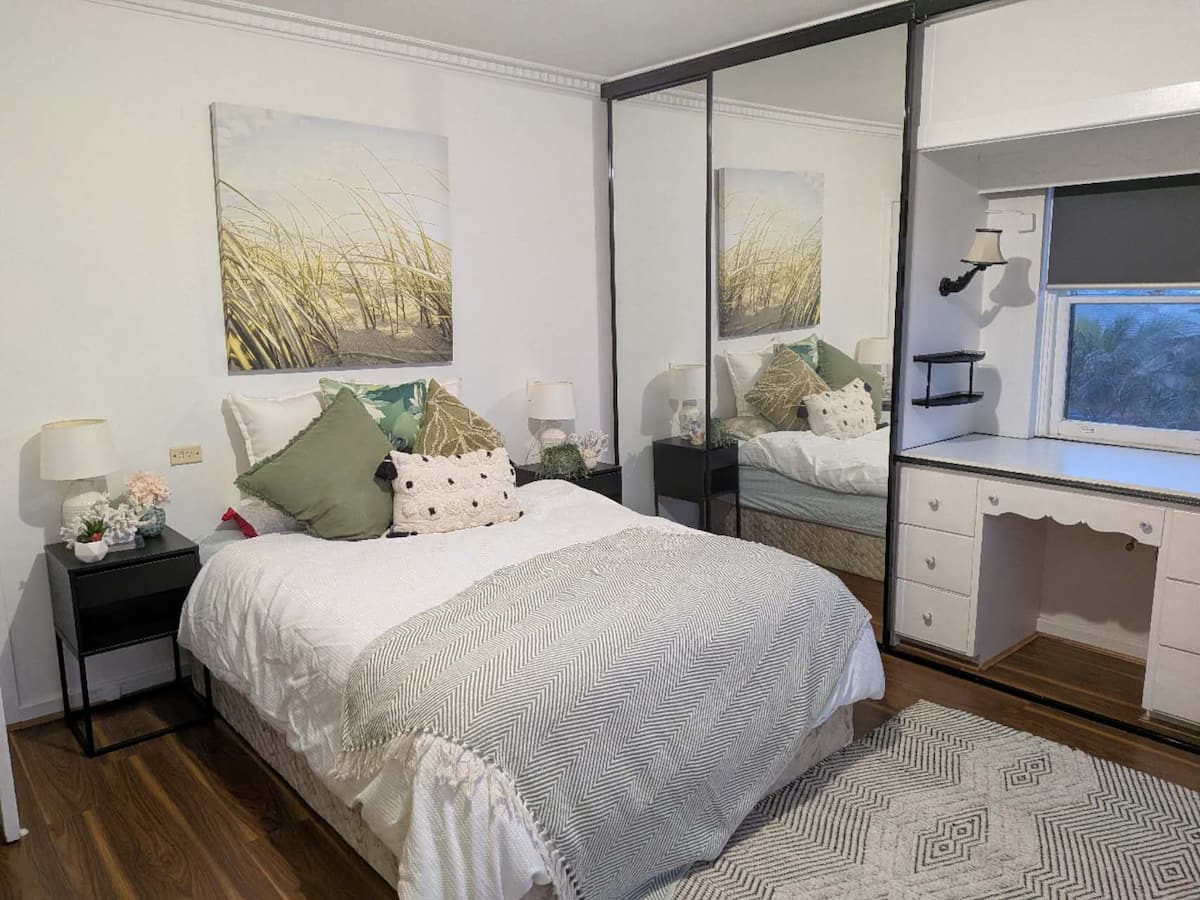 Queen bedroom at Bonbeach Oasis